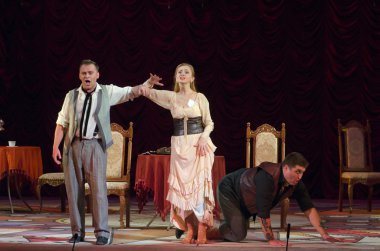 Komik opera korsan üçgen