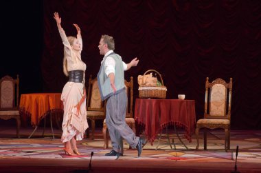 Komik opera korsan üçgen