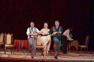 Komik opera korsan üçgen