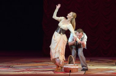 Komik opera korsan üçgen