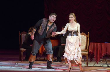 Komik opera korsan üçgen