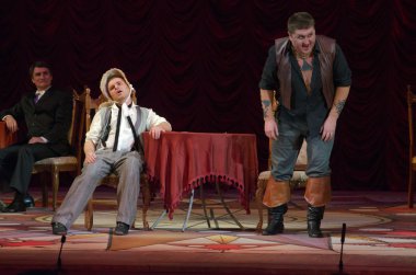 Komik opera korsan üçgen