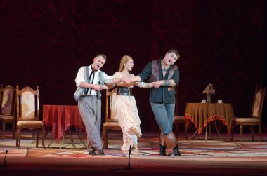 Komik opera korsan üçgen