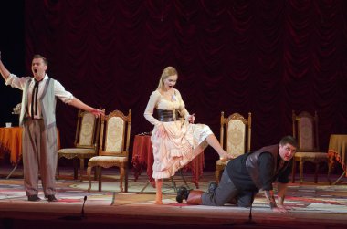 Komik opera korsan üçgen