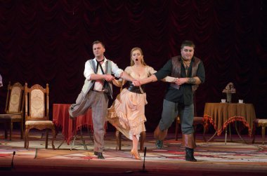 Komik opera korsan üçgen