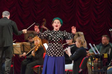 Komik Opera tiyatro yönetmeni                     