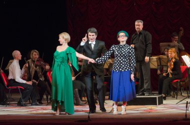 Komik Opera tiyatro yönetmeni                     