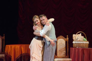 Komik opera korsan üçgen