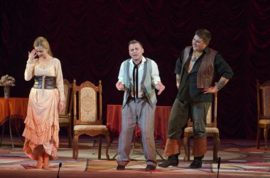 Komik opera korsan üçgen