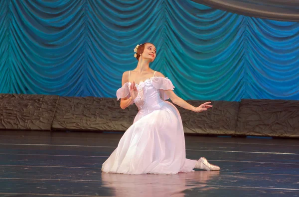 クラシックとモダンのバレエ Degage — ストック写真