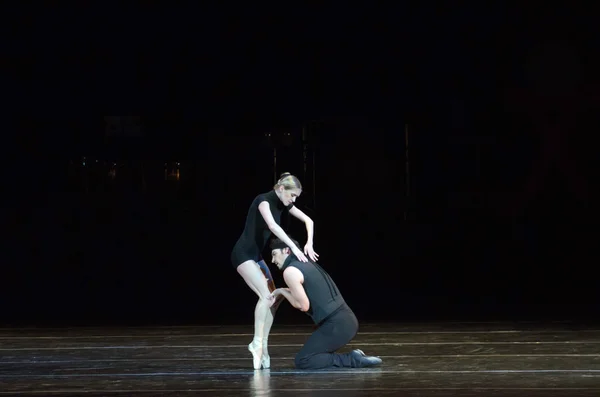 クラシックとモダンのバレエ Degage — ストック写真