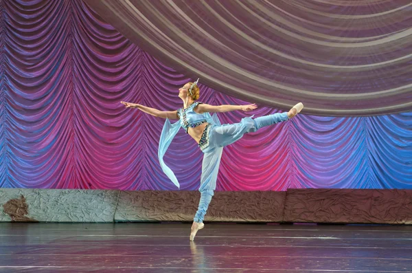 Balet klasyczny i nowoczesny Degage — Zdjęcie stockowe