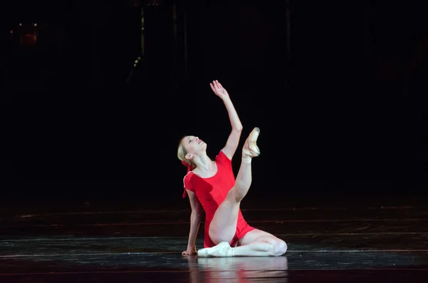 Класичні та сучасні балет Degage — стокове фото