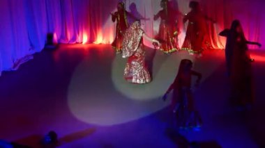 Şarkı yaratıcı tiyatro