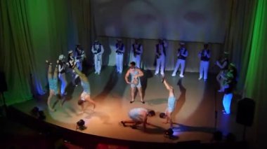 Şarkı yaratıcı tiyatro