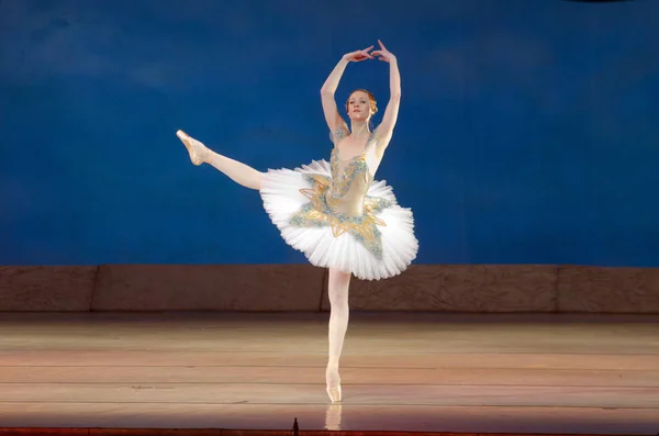 古典芭蕾莫尼卡 — 图库照片