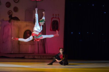 Dnipropetrovsk, Ukrayna - 8 Ocak 2016: Dnepropetrovsk Opera ve bale Tiyatrosu Balesi tarafından gerçekleştirilen Noel bale önceki gece.