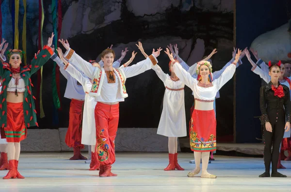 DniPROPETROVSK, UKRAINE - 8 JANVIER 2016 : Nuit avant le ballet de Noël interprété par Dnepropetrovsk Opéra et ballet Théâtre ballet . — Photo