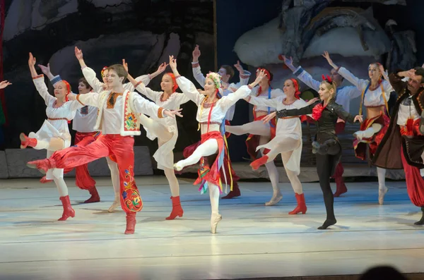 DNiPROPETROVSK, UCRAINA - 8 GENNAIO 2016: Notte prima del balletto natalizio eseguito dal balletto Dnepropetrovsk Opera and Ballet Theatre . — Foto Stock