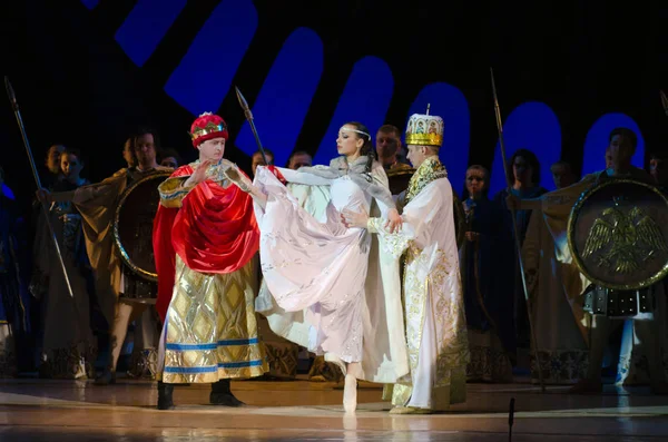 Concierto en el Teatro Estatal de Ópera y Ballet de Dnipropetrovsk — Foto de Stock