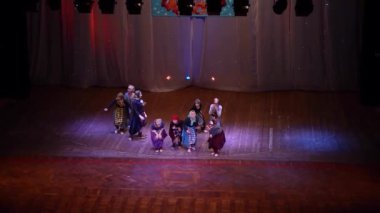 Tiyatro gösteri komik yaşlı kadın