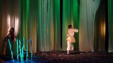 Dramatik performansları orman şarkısı