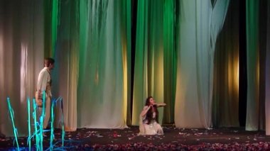 Dramatik performansları orman şarkısı