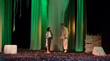 Dramatik performansları orman şarkısı