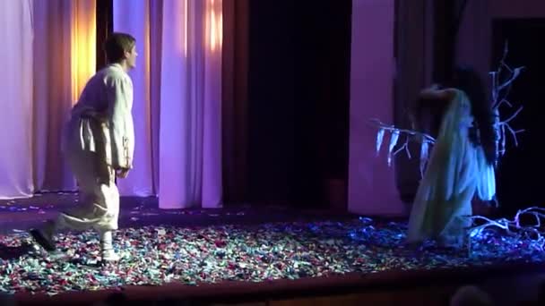 Dramatik performansları orman şarkısı — Stok video