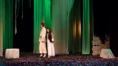 Dramatik performansları orman şarkısı