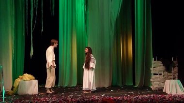 Dramatik performansları orman şarkısı