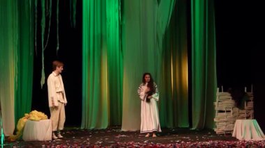 Dramatik performansları orman şarkısı