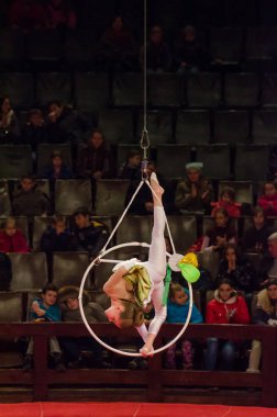 Sirk gösterisi parlak arena