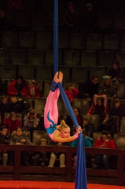 Sirk gösterisi parlak arena