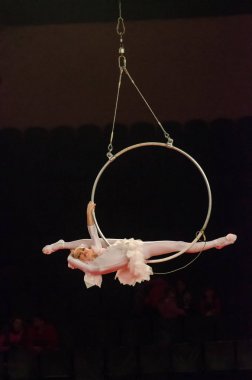 Sirk gösterisi parlak arena