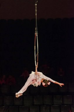 Sirk gösterisi parlak arena