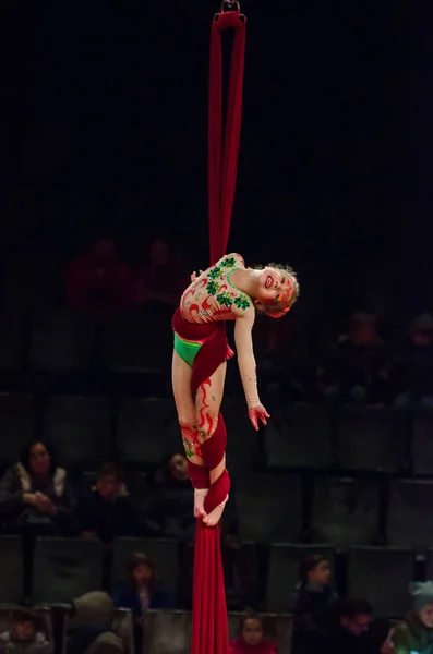 Circo mostrar uma arena brilhante — Fotografia de Stock