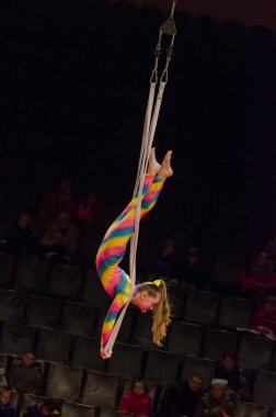 Sirk gösterisi parlak arena