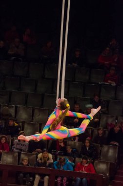 Sirk gösterisi parlak arena