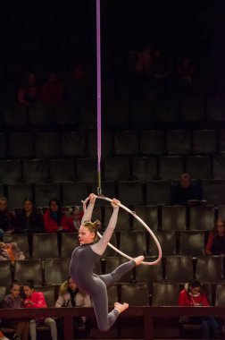 Sirk gösterisi parlak arena