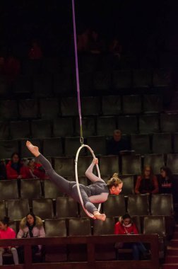 Sirk gösterisi parlak arena