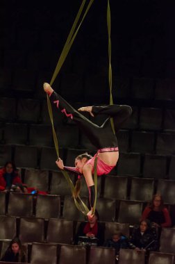 Sirk gösterisi parlak arena