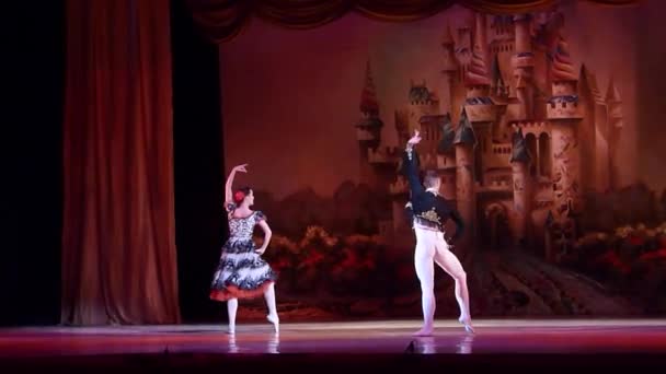 ドニプロ オペラ バレエ劇場バレエ団のメンバーによって実行されるドニエプル ウクライナ 2018 くるみ割り人形バレエ — ストック動画