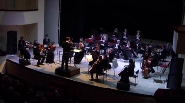 Dnipro, Ukrayna - 14 Ocak 2018: Senfoni Orkestrası - üyeleri Ana iletken Ivan Cherednichenko gerçekleştirmek Filarmoni.