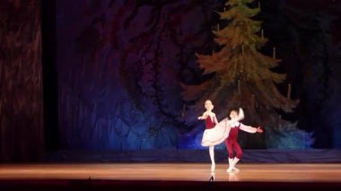 Dnipro, Ukrayna - 8 Ocak 2018: M. Davydova ve N. Somov, yaşları 10 yaşında bebek Devlet Opera ve bale Tiyatrosu gerçekleştirmek.  