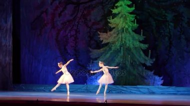 Dnipro, Ukrayna - 8 Ocak 2018: Maria Davydova ve Daria Konstantinovskaya, yaşları 10 yaşında inci varyasyon bale küçük kamburlu Horse adlı Devlet Opera ve bale Tiyatrosu gerçekleştirmek.  