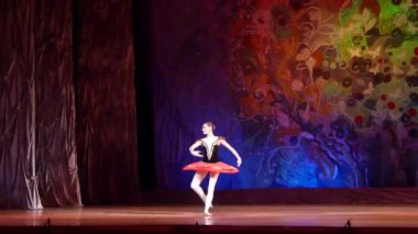 Dnipro, Ukrayna - 8 Ocak 2018: Sophia Gatylo, Yaş 15 yıl eski, bale Pahita Devlet Opera ve bale Tiyatrosu değişimi gerçekleştirir.  