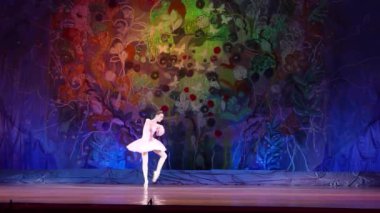 Dnipro, Ukrayna - 8 Ocak 2018: Varvara Mulina, Yaş 16 yıl yaşlı, bale Vestalka Devlet Opera ve bale Tiyatrosu değişimi gerçekleştirir.  