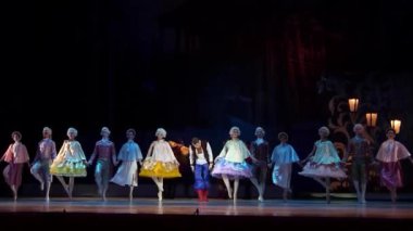 Dnipro, Ukrayna - 7 Ocak 2018: Dnepropetrovsk Opera ve bale Tiyatrosu Balesi tarafından gerçekleştirilen Noel bale önceki gece.