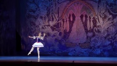 Dnipro, Ukrayna - 8 Ocak 2018: Ilona Bytler, Yaş 15 yıl eski, bale Paris alev, Devlet Opera ve bale Tiyatrosu Jeanne değişimi gerçekleştirir.  